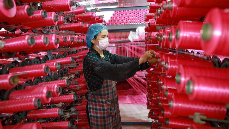 Fotografija: V vseh azijskih deželah so med pandemijo hitreje odpuščali ženske kot moške. Foto Reuters