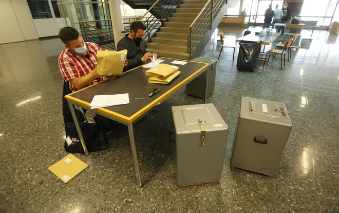 Če bodo te rezultate vzporednega glasovanja potrdili tudi končni rezultati referenduma, bo imela Švica po novem v svoji ustavi člen, ki bo prepovedoval nošnjo pokrival, ki zakrivajo celoten obraz, v javnosti. FOTO: Denis Balibouse/Reuters