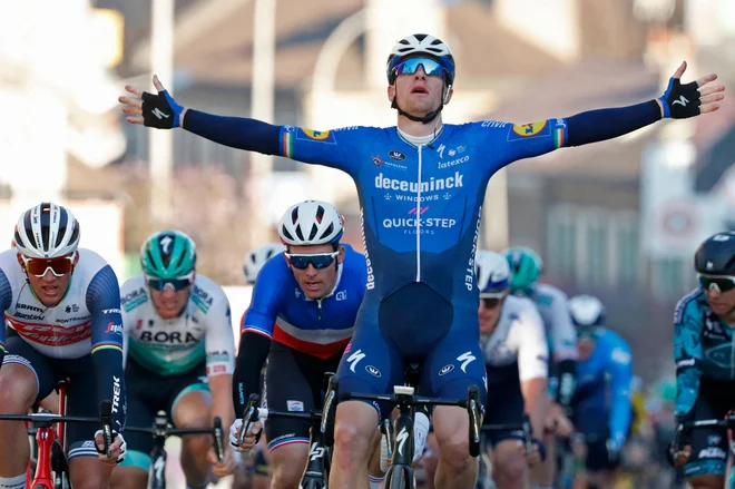 Zmagovalec prve etape in prvi nosilec rumene majice Sam Bennett. FOTO: Bas Czerwinski/AFP