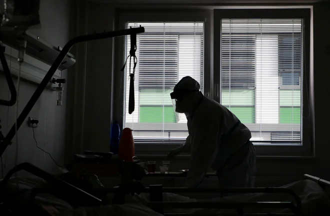 Od začetka pandemije je 10,7-milijonska češka zabeležila že več kot 1,3 milijona okužb z novim koronavirusom in 21.500 primerov smrti bolnikov s covidom-19. FOTO: David W Cerny/Reuters