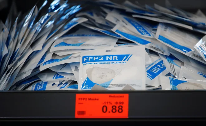 Dvanajst centov provizije na masko si je obračunal poslanec CDU za posredovanje pri prodaji. FOTO: Wolfgang Rattay/Reuters