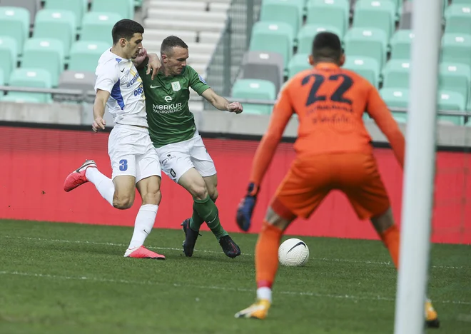 Nogometaši Olimpije so po hudem boju strli odpor Celjanov. FOTO: Jože Suhadolnik/Delo