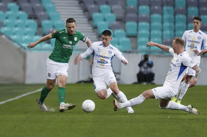 Timi Max Elšnik je bil bojevit, ustvarjalen in pravi kapetan v za Olimpijo zelo zahtevni tekmi proti prvaku Celju, ki mu ne steče in ne steče. FOTO: Leon Vidic/Delo