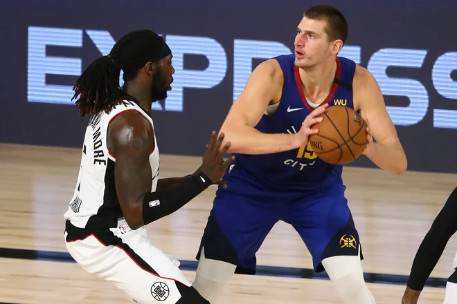 Nikola Jokić (desno), soigralec Vlatka Čančarja pri Denverju, je izjemno spreten pri vodenju žoge in podajah ter je nekakšen centrski organizator igre. FOTO: Kim Klement/USA Today Sports