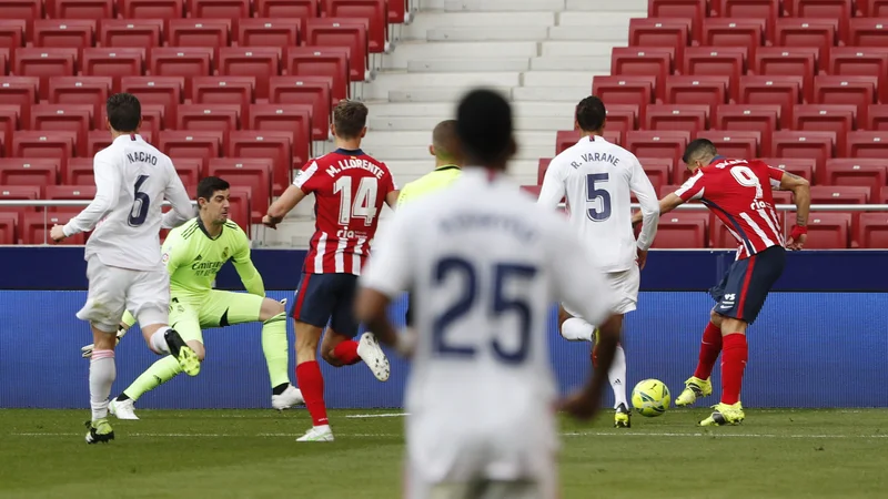 Fotografija: Luis Suarez (desno) je mestni derbi odprl z imenitnim golom, na koncu pa se je težko sprijaznil z neodločenim razpletom. FOTO: Susana Vera/Reuters