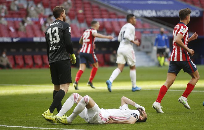 Atletico Madrid je zapravil priložnost, da bi iz šampionske bitke izločil Reala, ki je v zadnjem trenutku ujel točko, potem ko je Karim Benzema v 88. minuti premagal znova zanesljivega in pri golu nemočnega Jana Oblaka. FOTO: Susana Vera/Reuters