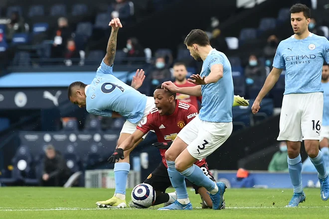 Anthony Martial je že v 34 sekundi izsilil prekršek Gabriela Jesusa (levo) za enajstmetrovko v manchestrskem derbiju. FOTO: Peter Powell/AFP