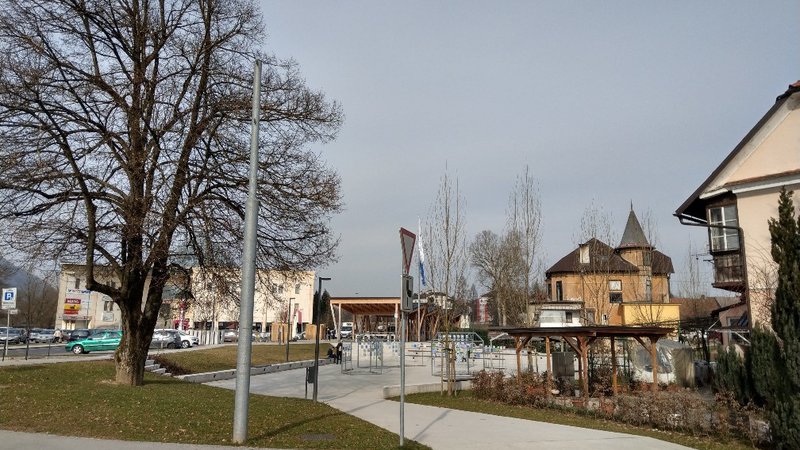 Fotografija: V središču Medvod so v zadnjih letih uredili tržnico in park z igriščem. FOTO: Aleš Stergar/Delo