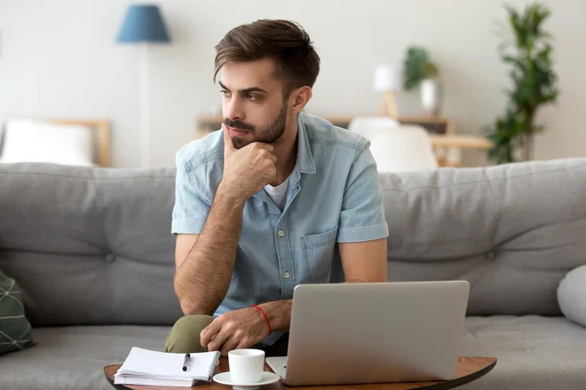 Delo s kavča ni le neučinkovito, je tudi proti vsem pravilom ergonomije delovnega mesta. FOTO: Fizkes/Shutterstock