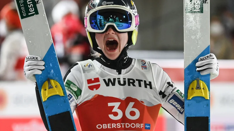 Fotografija: Slovenija je bila šesta najuspešnejša država na 53. nordijskem SP v Oberstdorfu. Velik delež k visoki uvrstitev na lestvici dobitnic kolajn so prispevale smučarske skakalke s svetovno prvakinjo Emo Klinec na čelu. FOTO: Christof Stache/AFP