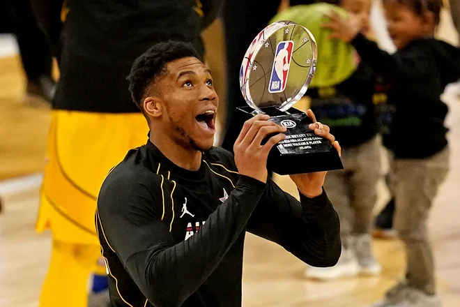 Giannis Antetokounmpo je zasluženo dvignil prestižno individiualno lovoriko. FOTO: Dale Zanine/Usa Today Sports