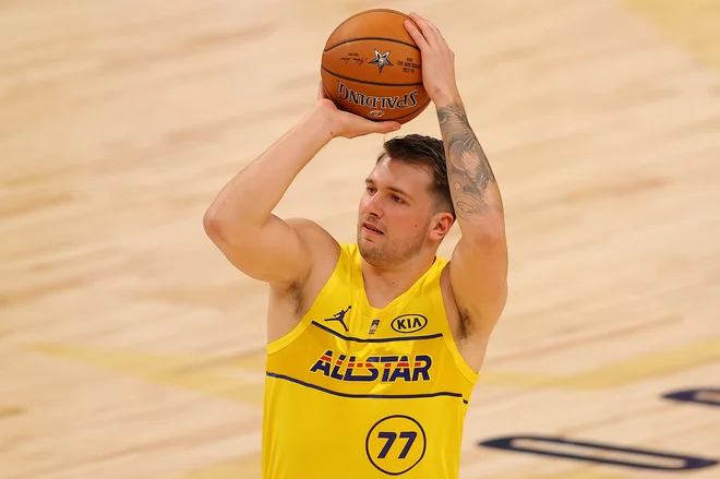 Luka Dončić je v 32 minutah igre prispeval 8 točk (za dve 1:1, za tri 2:6), 8 podaj in 3 skoke. FOTO: Kevin C. Cox/AFP