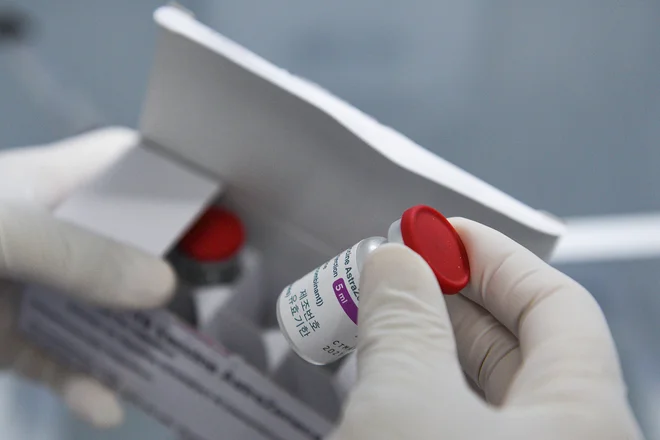 Avstrijske pristojne službe so v nedeljo začasno ustavile cepljenje proti okužbi z novim koronavirusom s serijo cepiva podjetja AstraZeneca. FOTO: Thanh Hue/Reuters