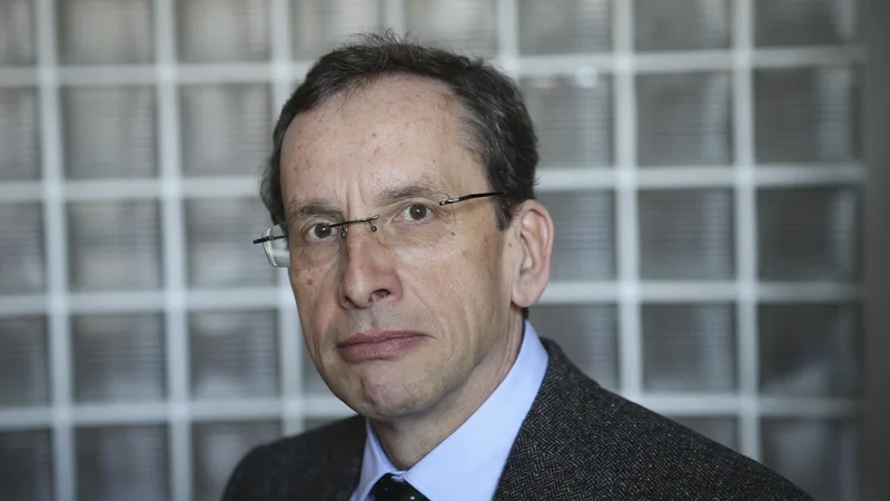 Fotografija: Dr. Žigi Turku je bodečo nežo prinesel tvit 5. februarja letos: »Ampak bistvo se mi zdi drugje. Če je seks samo rekreacija, potem posilstvo ni nič hujšega kot faul. Če pa seks ni rekreacija, pa pade temeljna premisa naprednega pogleda na to vprašanje, ki je uveljavljeno od 1968 dalje.« FOTO: Jože Suhadolnik/Delo