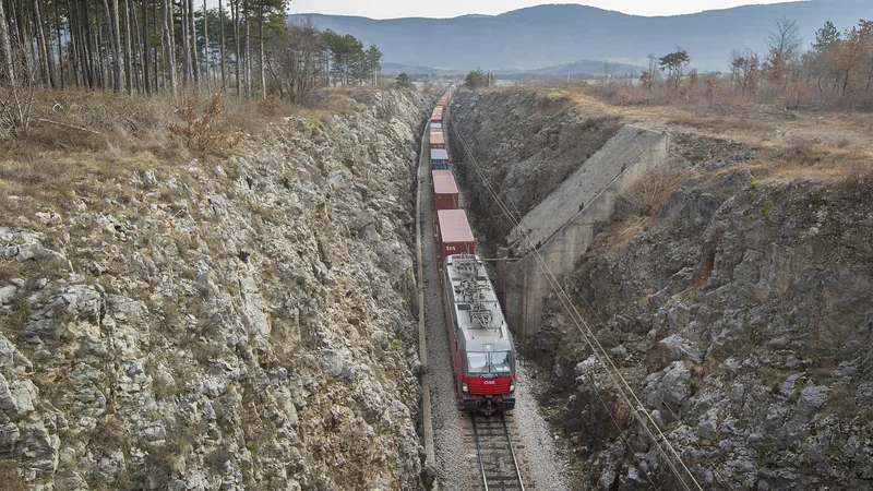 Fotografija: Limitirana vrednost za drugi odsek znaša 230,7 milijona evrov, zato je ponudba veljavna, so sporočili iz 2TDK. FOTO: Leon Vidic/Delo