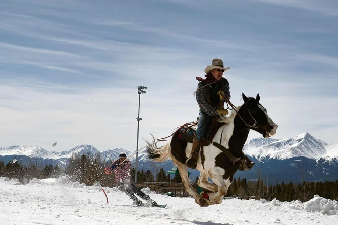 Domačini in obiskovalci so se minuli konec tedna zbrali v ameriškem gorskem mestecu Leadville na 73. različici tekmovanja Leadville Skijoring, ki se vsako leto odvija po glavni aveniji Harrison. Skijoring je poseben zimski šport, pri katerem eno osebo na smučeh vleče konj, pes ali celo motorne sani. Gre za rekreativni in tudi tekmovalni šport, ki združuje smučanje in konjeništvo.<br />
FOTO: Jason Connolly/Afp
