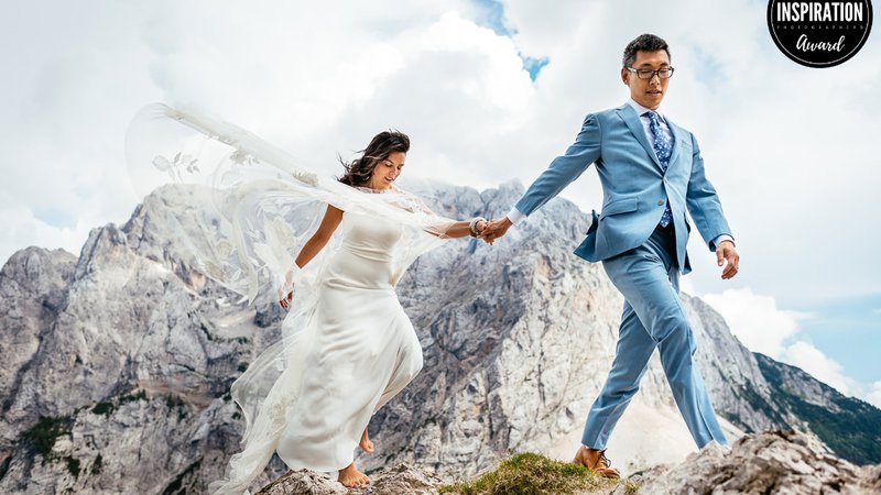 Fotografija: Bosonoga nevesta in ženin med poročnim fotografiranjem v objemu gora (Julijske Alpe, Slovenija) FOTO: Samo Rovan