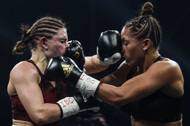 V francoskem Nantesu sta se v boksarskem ringu za naslov v lahki kategoriji pomerili Nemka Verena Kaiser in Francozinja Estelle Yoka-Mossely (desno). Pas v lahki kategoriji po verziji IBO je osvojila Francozinja. FOTO: Jean-francois Monier/Afp<br />