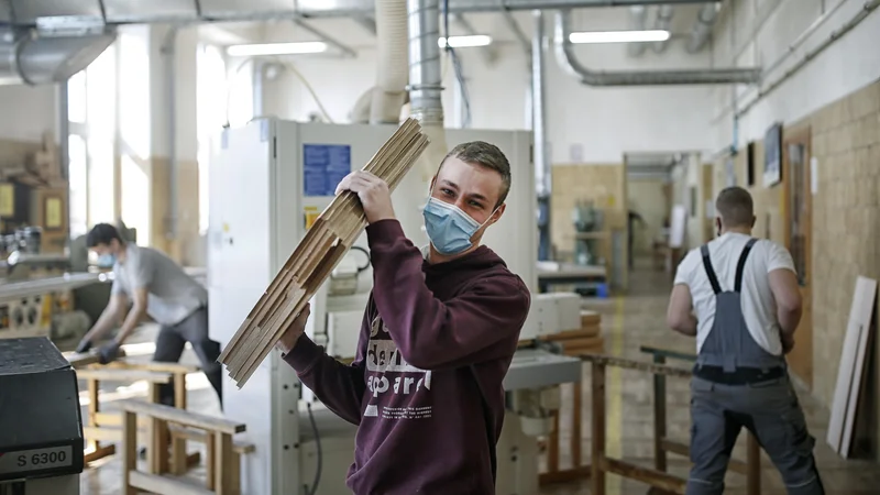 Fotografija: V šolah hitijo z opravljanjem praktičnega pouka. FOTO: Blaž Samec/Delo