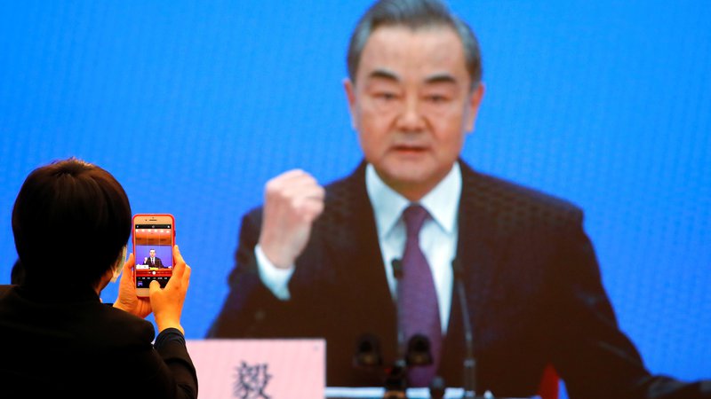 Fotografija: Zunanji minister Wang Yi je poudaril, da Kitajska ne bo dovolila vmešavanja v svoje notranje zadeve. FOTO: Thomas Peter/Reuters