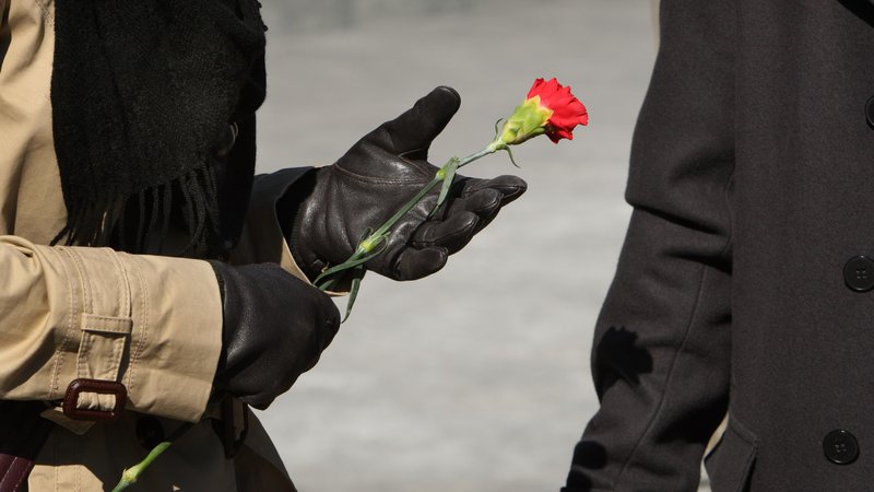 Fotografija: Medtem, ko je podmladek politične strake delil rože, je sindikalistka sporočila, da ženske ne potrebujejo rož, pač pa enake pravice. FOTO: Jure Eržen/Delo