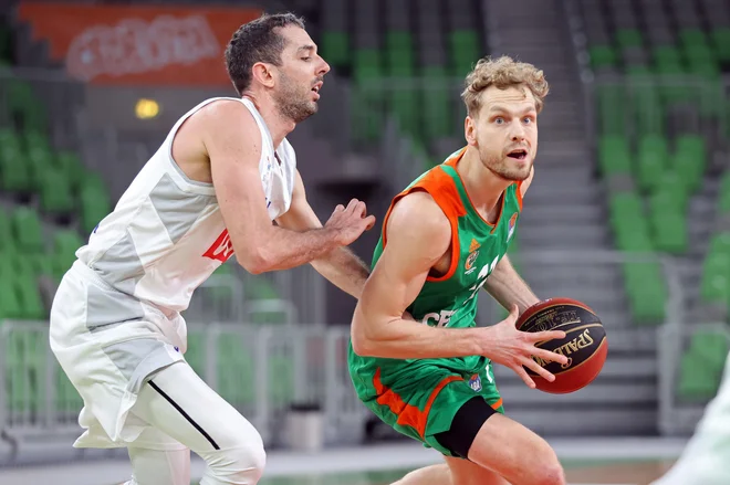 Če bo Jaka Blažič drevi igral tako kot v minulih tednih, bo Ljubljančanom veliko lažje. Levo Amedeo della Valle. FOTO: Cedevita Olimpija