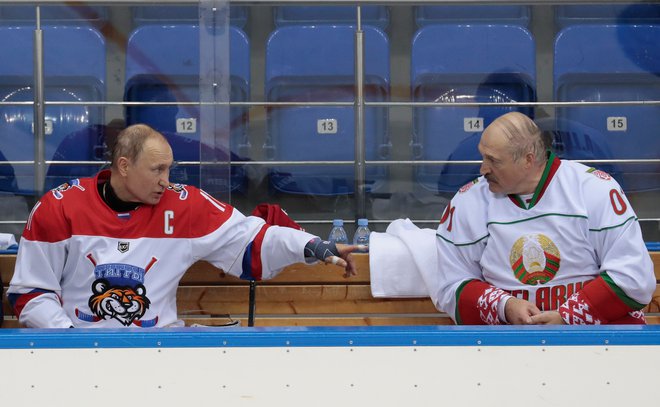 Aleksander Lukašenko (desno) je velik ljubitelj hokeja, na tekmo je povabil tudi ruskega kolega Vladimirja Putina. FOTO: Reuters