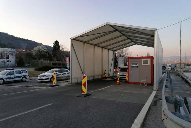 Za vstop v Slovenijo je od včeraj treba spet čez policijsko kontrolno točko Foto Nataša Čepar/Delo