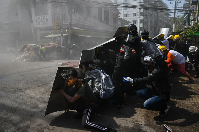 Na protestih proti vojaškemu udaru v Burmi so danes znova izbruhnili spopadi med varnostnimi silami in protestniki. FOTO: AFP