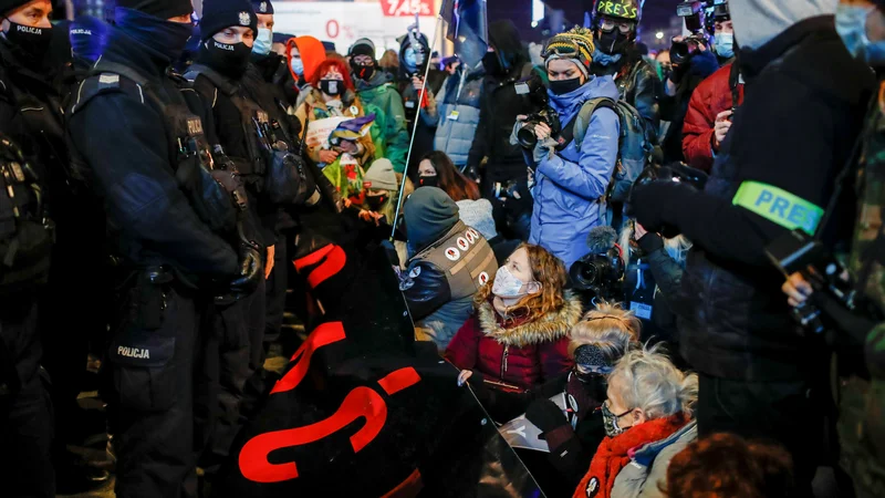 Fotografija: Policija je bila pristona v velikem številu. FOTO: Kacper Pempel/Reuters