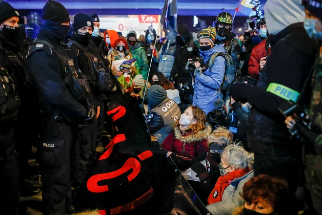 Policija je bila pristona v velikem številu. FOTO: Kacper Pempel/Reuters