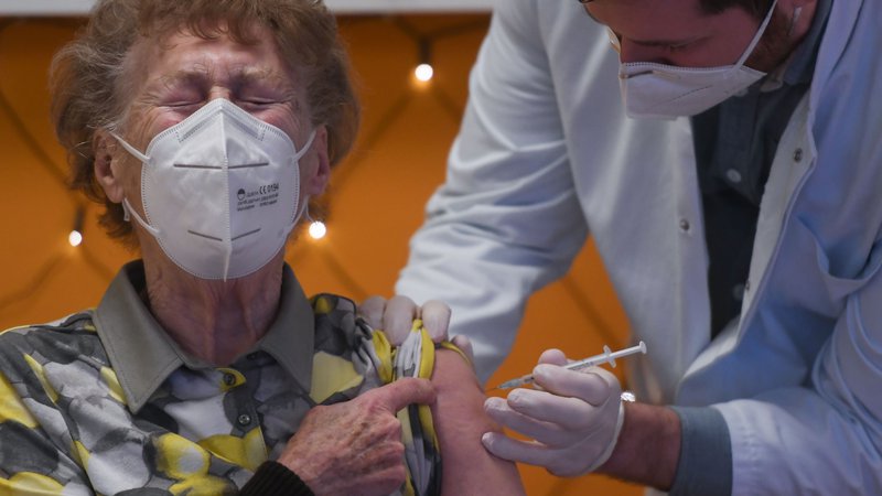 Fotografija: Po opotekajočem se začetku in številnih zapletih naj bi se v EU le začelo hitrejše cepljenje prebivalstva. FOTO: Ina Fassbender/AFP