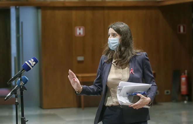 Ministrica Simona Kustec&nbsp; je izjavila, da so dijaki odrasli ljudje in naj odgovarjajo za svoja dejanja. Foto Blaž Samec/Delo