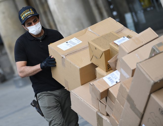 Število spletnih nakupov z dostavo na dom se je med epidemijo močno povečalo. FOTO: Andreas Gebert/Reuters