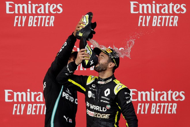Kaj si FIA misli o pitju šampanjca iz čevlja, kot je to običaj Daniela Ricciarda, ni znano. FOTO: Luca Bruno/AFP