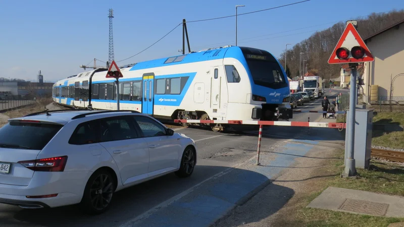 Fotografija: Zapornice na Škofljici so tudi razlog za prometne zastoje in nezadovoljstvo voznikov. FOTO: Bojan Rajšek/Delo