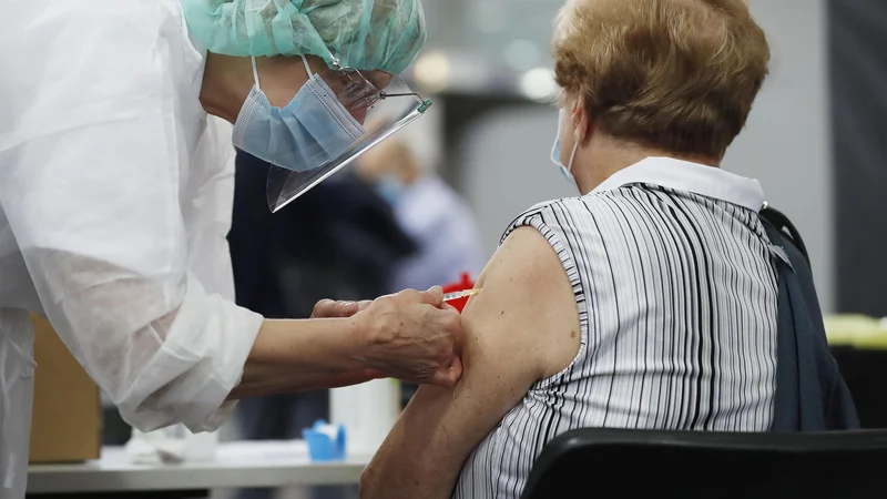 Z drugim odmerkom so bili pri nas cepljeni trije odstotki prebivalstva. FOTO: Leon Vidic/Delo