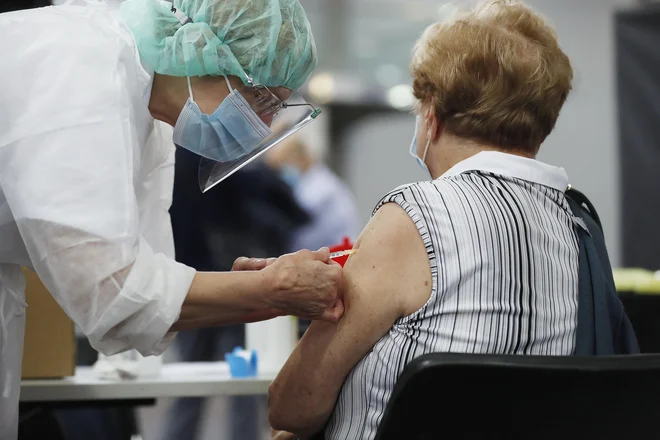 Z drugim odmerkom so bili pri nas cepljeni trije odstotki prebivalstva. FOTO: Leon Vidic/Delo
