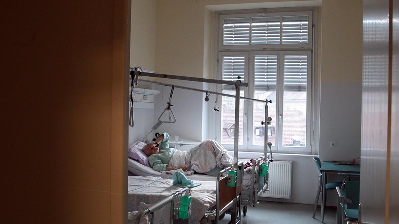 Fotografija: V bolnišnicah so lani delali manj kot leta 2019, a so bolje zaslužili. Foto Matej Družnik