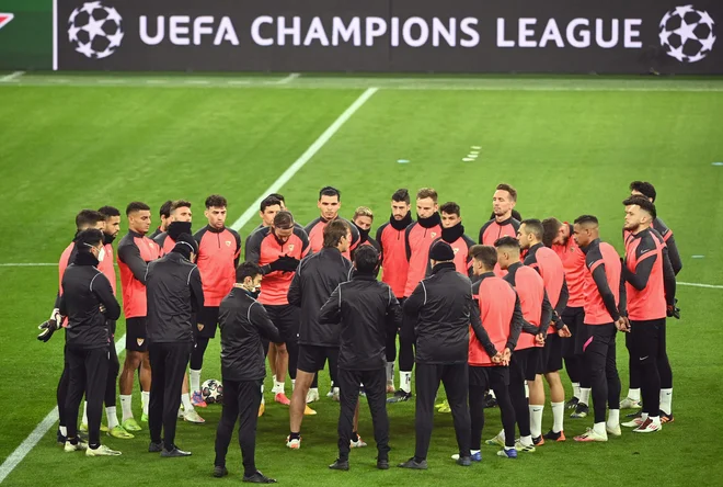 Trener Seville Julen Lopetegui je na zadnjem treningu v Nemčiji poskušal prepričati igralce, da lahko pade tudi Dortmund. FOTO: Ina Fassbender/AFP