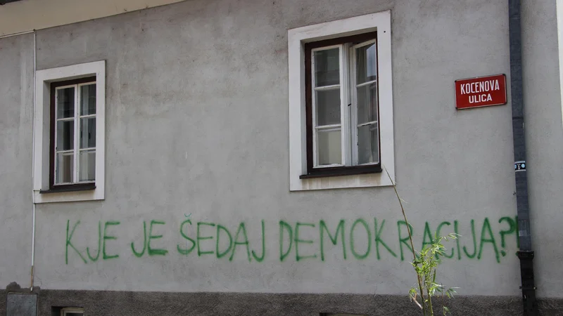 Fotografija: Zadnjih trideset let vedno nekaj rušimo. Desni leve, levi desne. Foto Brane Piano