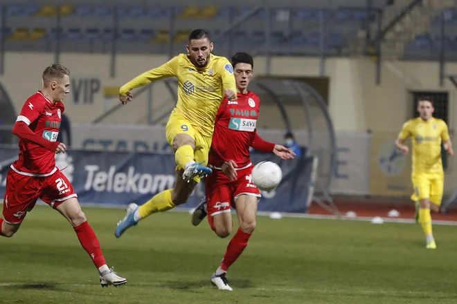 Domžalčani lovijo priključek za Sobočani, Dario Kolobarić naslov prvega strelca, Kidričani upajo, da bodo v Ljubljani prišli do treh točk. FOTO: Leon Vidic/Delo