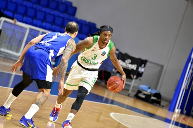 Kendrick Perry (z žogo) je tokrat igral precej slabše kot običajno. FOTO: Cedevita Olimpija