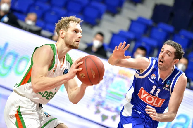 Jaka Blažič je bil najučinkovitejši košarkar ljubljanskega moštva, vendar s skromnim izkoristkom metov. FOTO: Cedevita Olimpija