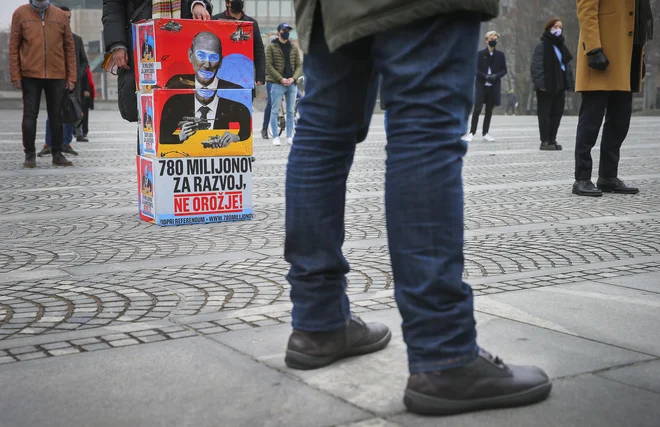 Levica je skupaj s stranko SD po sprejetju zakona v DZ vložila tudi več kot 28.000 podpisov za začetek postopkov za razpis naknadnega zakonodajnega referenduma, a je koalicijska večina nato potrdila sklep o nedopustnosti referenduma. Opozicija se je na ustavno sodišče zato obrnila z zahtevo za presojo ustavnosti omenjenega sklepa. FOTO: Jože Suhadolnik/Delo