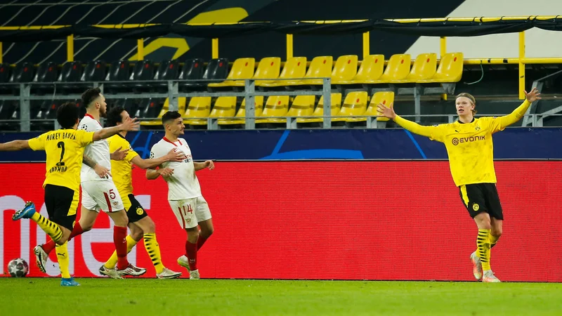 Fotografija: Erling Håland (desno) je zabil v tej sezoni lige prvakov že 10 golov. Foto Leon Kuegeler/AFP