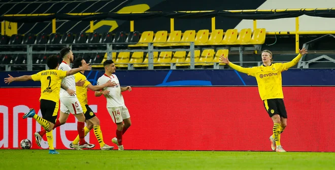 Erling Håland (desno) je zabil v tej sezoni lige prvakov že 10 golov. Foto Leon Kuegeler/AFP