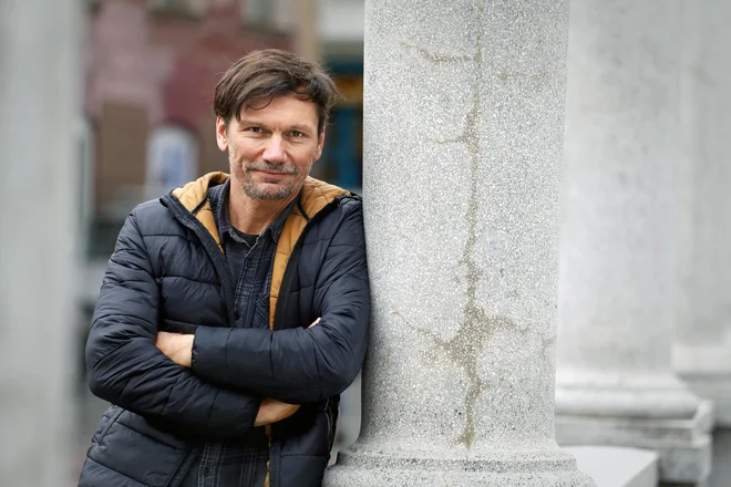 Dr. Jernej Mlekuž je doktor znanosti na področju interkulturnih študijev, primerjalnih študij idej in kultur, geograf, etnolog. Je tudi znanstveni sodelavec Inštituta za slovensko izseljenstvo in migracije na ZRC SAZU. Foto Igor Lapajne