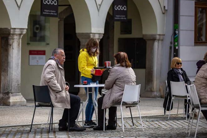 V Novem mestu so odprli terase gostiln. FOTO: Voranc Vogel/Delo