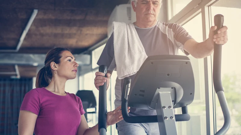 Fotografija: Ljudje si s fitnes pojavnimi oblikami lajšajo bolečine v hrbtenici, izboljšujejo psihofizično stanje, se pripravljajo na rekreativno ali športno udejstvovanje, starejši skrbijo za svojo vitalnost. FOTO: Shutterstock